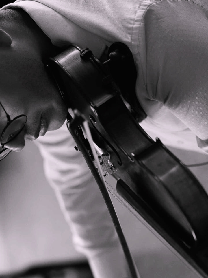 Eliel tocando violino em evento